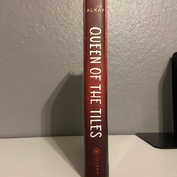 Queen of the tiles hardcover book - Picture 2 of 6